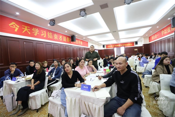 學員們認真聽課